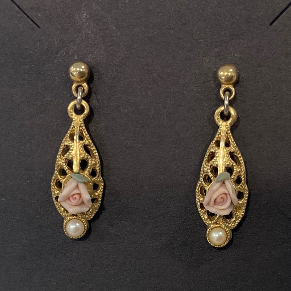 VINTAGE 1928 Gold Tone Pink Rose Earrings - Picture 1 of 3